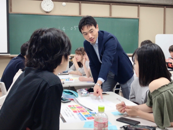 2019年7月、成城大学にて、経済学部の大学生を対象に、金融リテラシーを育むアクティブ・ラーニングプログラム「株の力」が開催されました。